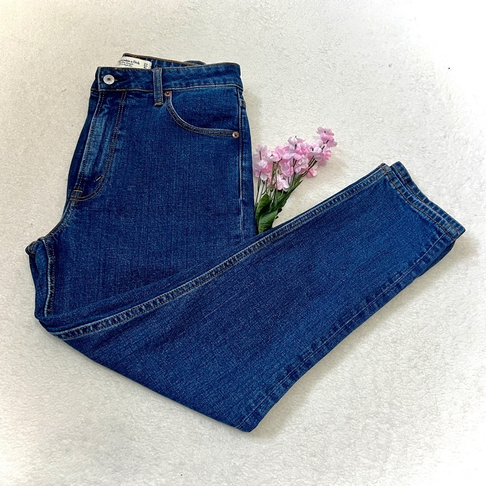 Abercrombie & Fitch NWT Slim Straight Ultra High Rise Jean - Size 27/4S